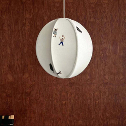 Нежный подвесной светильник в виде круглого абажура с минималистичными рисунками людей и деревьев.