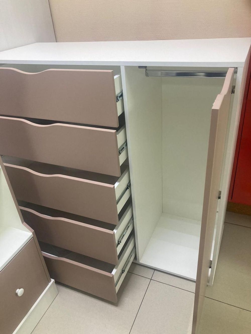 Комод 5 ящиков со штангой и дверкой МДФ белый/капучино