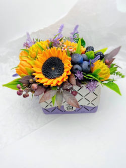 Букет «Подсолнухи и ягоды, сумочка»