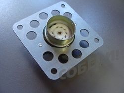 устанавливаем панельку в корпус усилителя