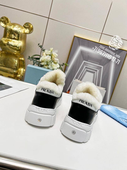 Кроссовки Prada