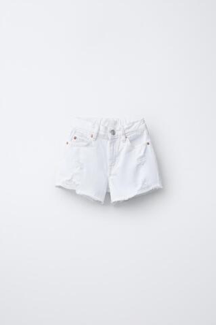 ZARA ДЖИНСОВЫЕ ШОРТЫ С РАЗРЕЗАМИ, БЕЛЫЙ