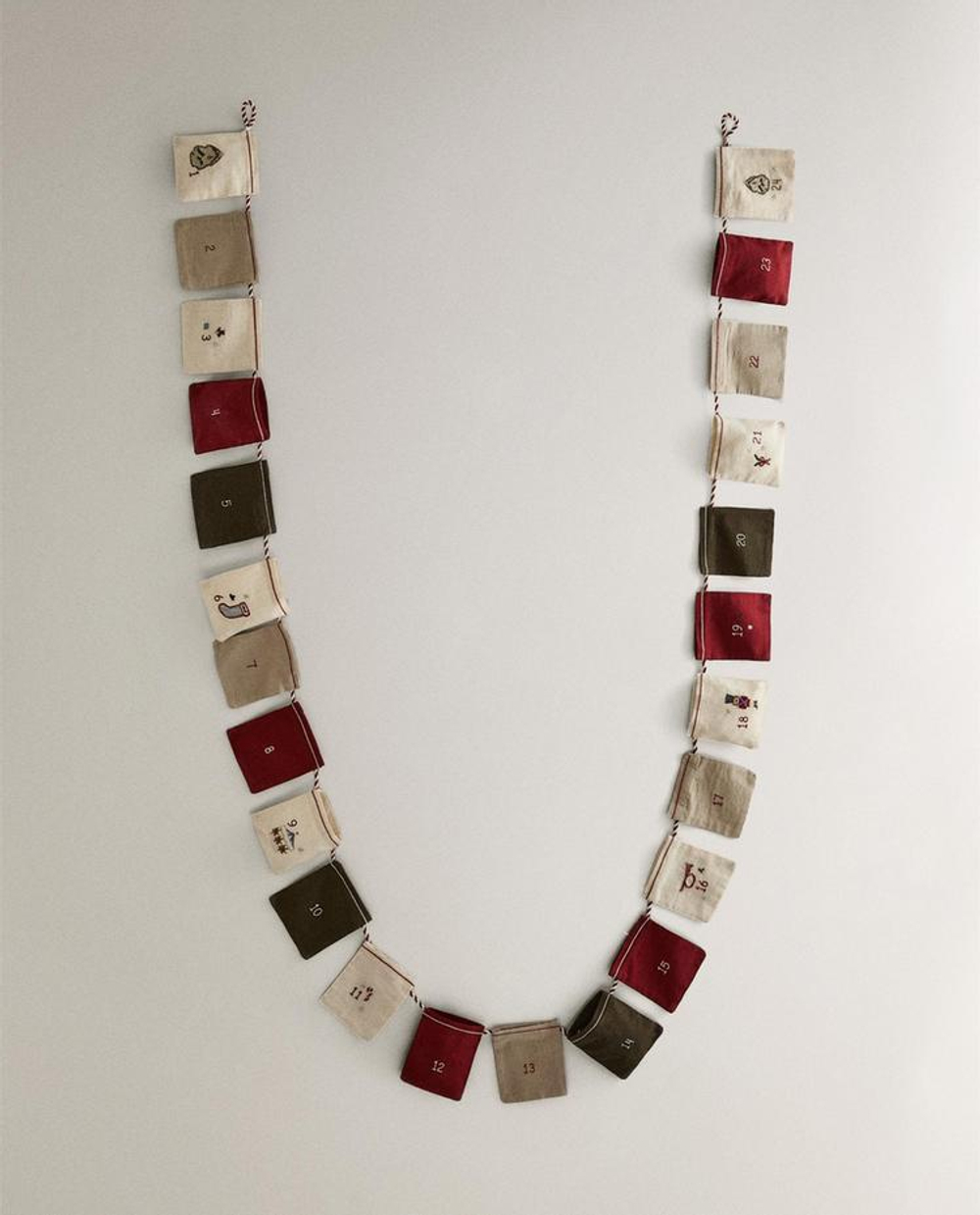 ZARA HOME РОЖДЕСТВЕНСКИЙ КАЛЕНДАРЬ С ВЫШИВКОЙ, РАЗНОЦВЕТНЫЙ