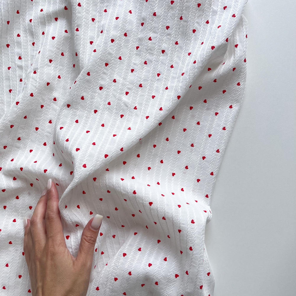 Фактурный хлопок Мелкие сердечки на молочном фоне