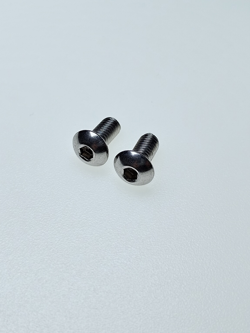 5х10 Винт с полукруг.гол. и внутр.шестигр. нерж. А2-70 ISO 7380 (50 шт.)