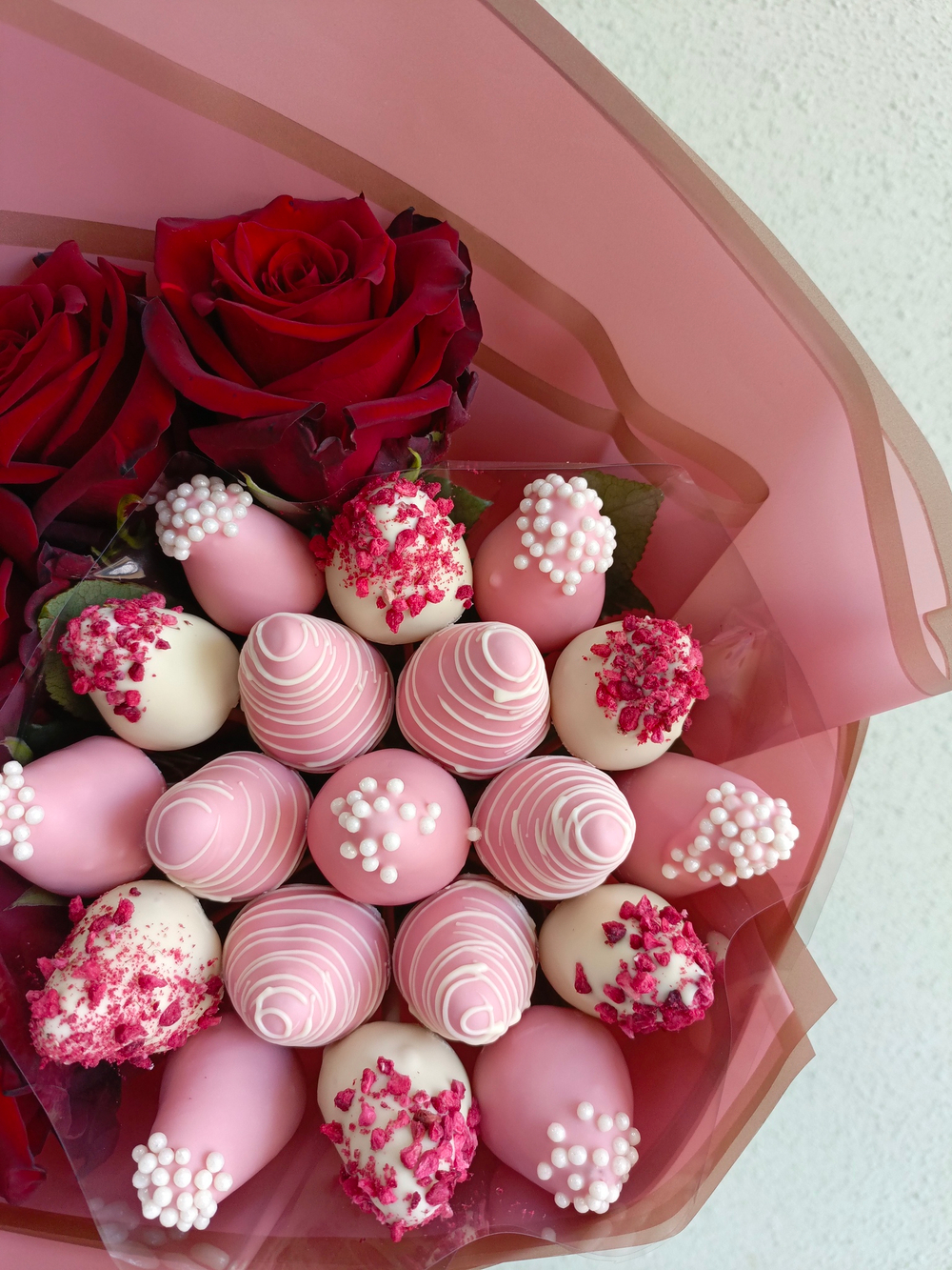 Букет из клубники в шоколаде и красных роз