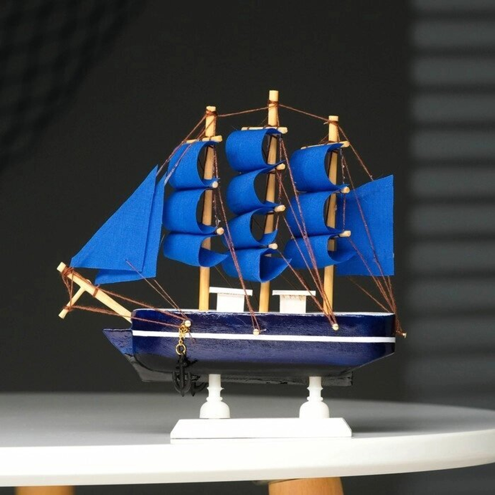 Корабль сувенирный малый «Стратфорд», борта синие с белой полосой, паруса синие, 4*16,5*16 см