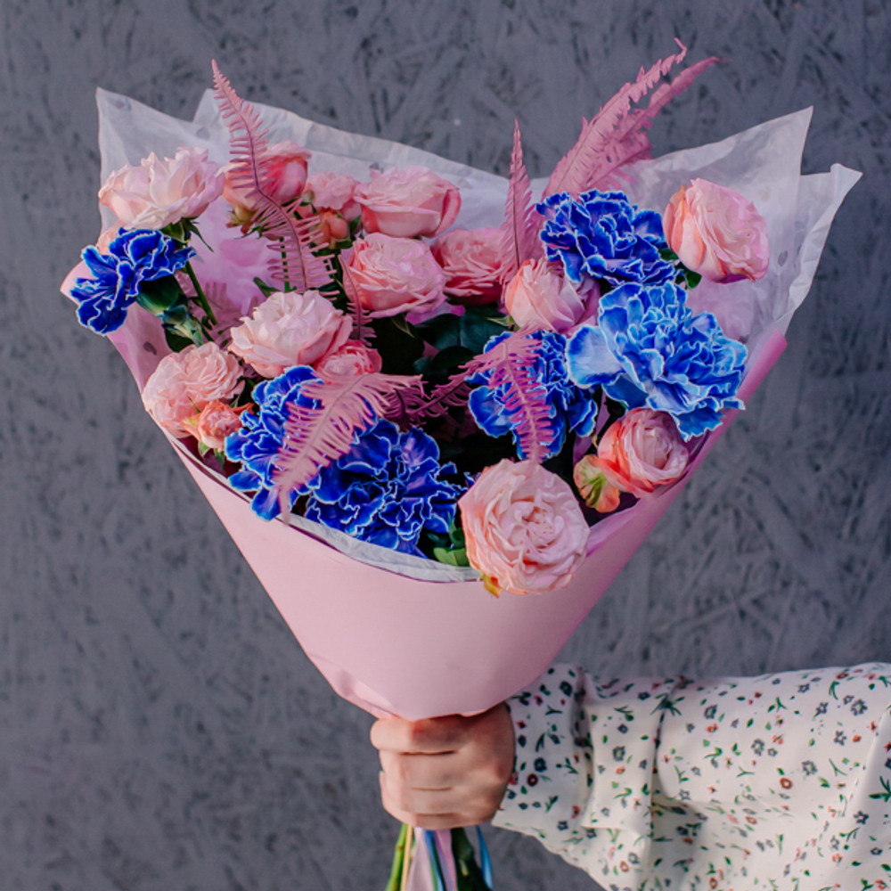 77. Необычный дизайнерский букет с синими диантусами и кустовой пионовидной розой