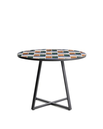 Уличный стол Tella из оцинкованной стали графитового цвета с разноцветной плиткой, диаметр 120 см