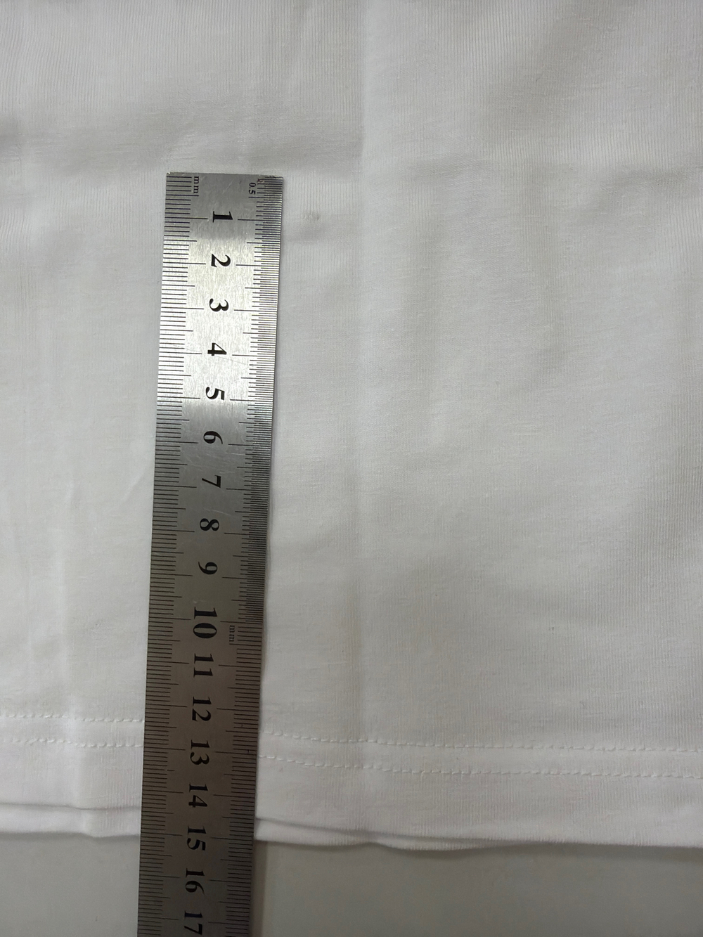 Футболка Лира. Цвет белый. Дефект полотна по спинке. №90