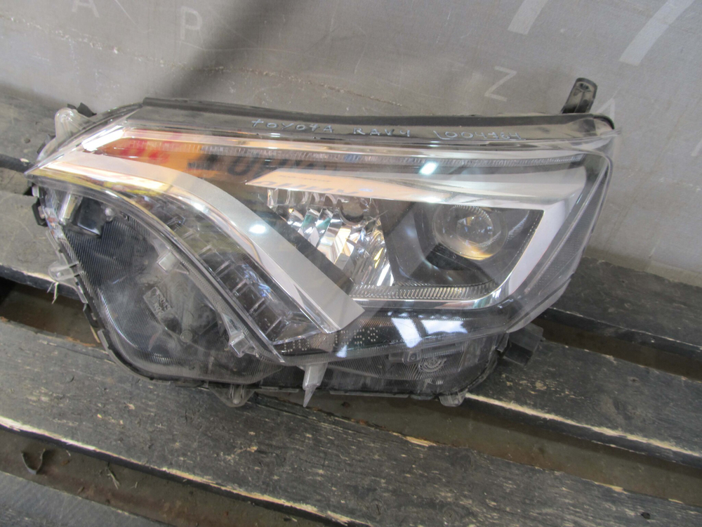 Фара левая LED Toyota RAV4 IV (XA40)  Б/У Оригинал 8118542680