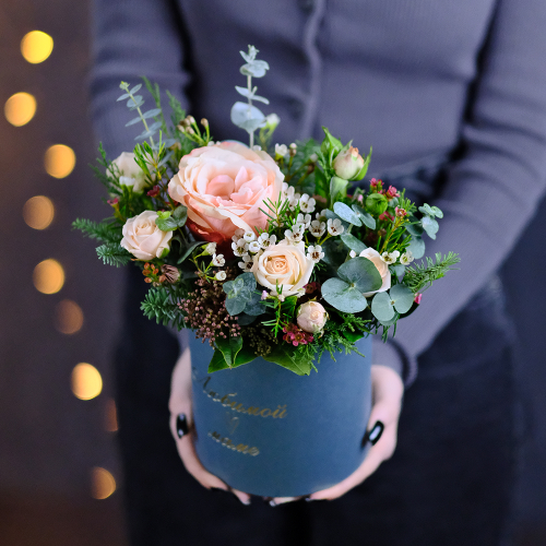 Купить Композиция из цветов в коробке для Мамы мини