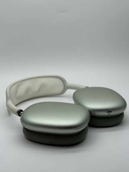 AirPods Max Green Lighting