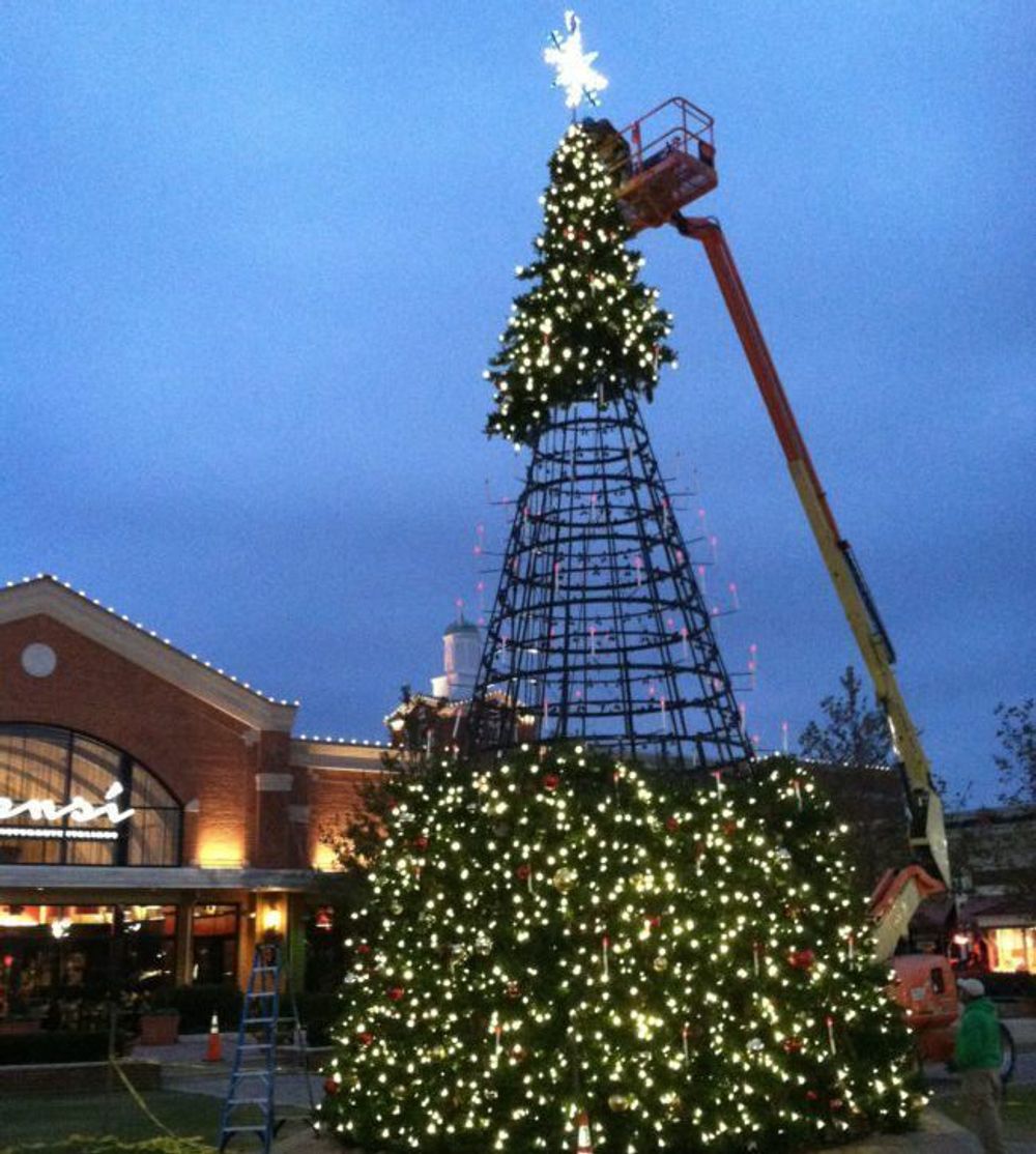 Светодинамическая елка каркасная - встроенная гирлянда: теплый свет - "Уральская" 26 м
