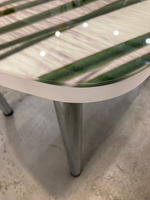 Стол разд Стеклянный подстолье прямое хром Царг.пояс белый Ст-ца камни ф/п (белая)