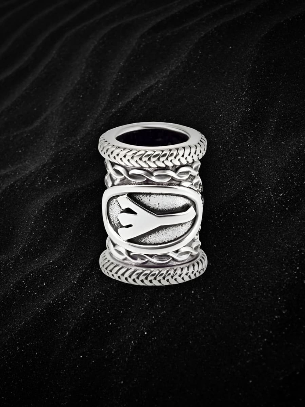 Фото серебряного шарма для браслета со скандинавской руной Альгиз талисман оберег ручной работы