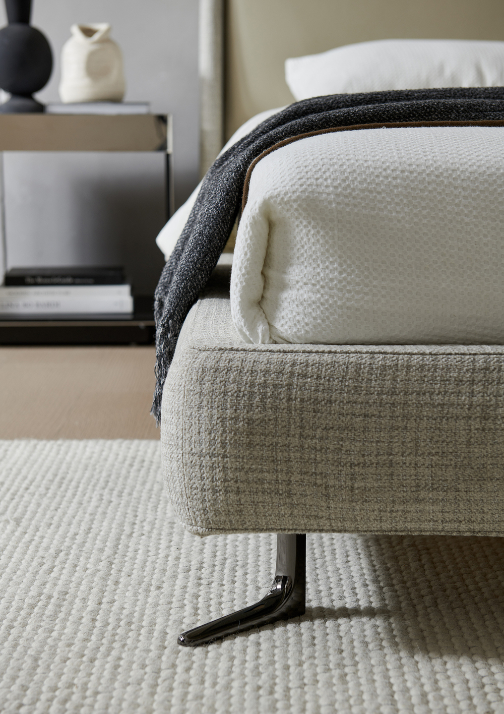 Двуспальная кровать на ножках Eosonno