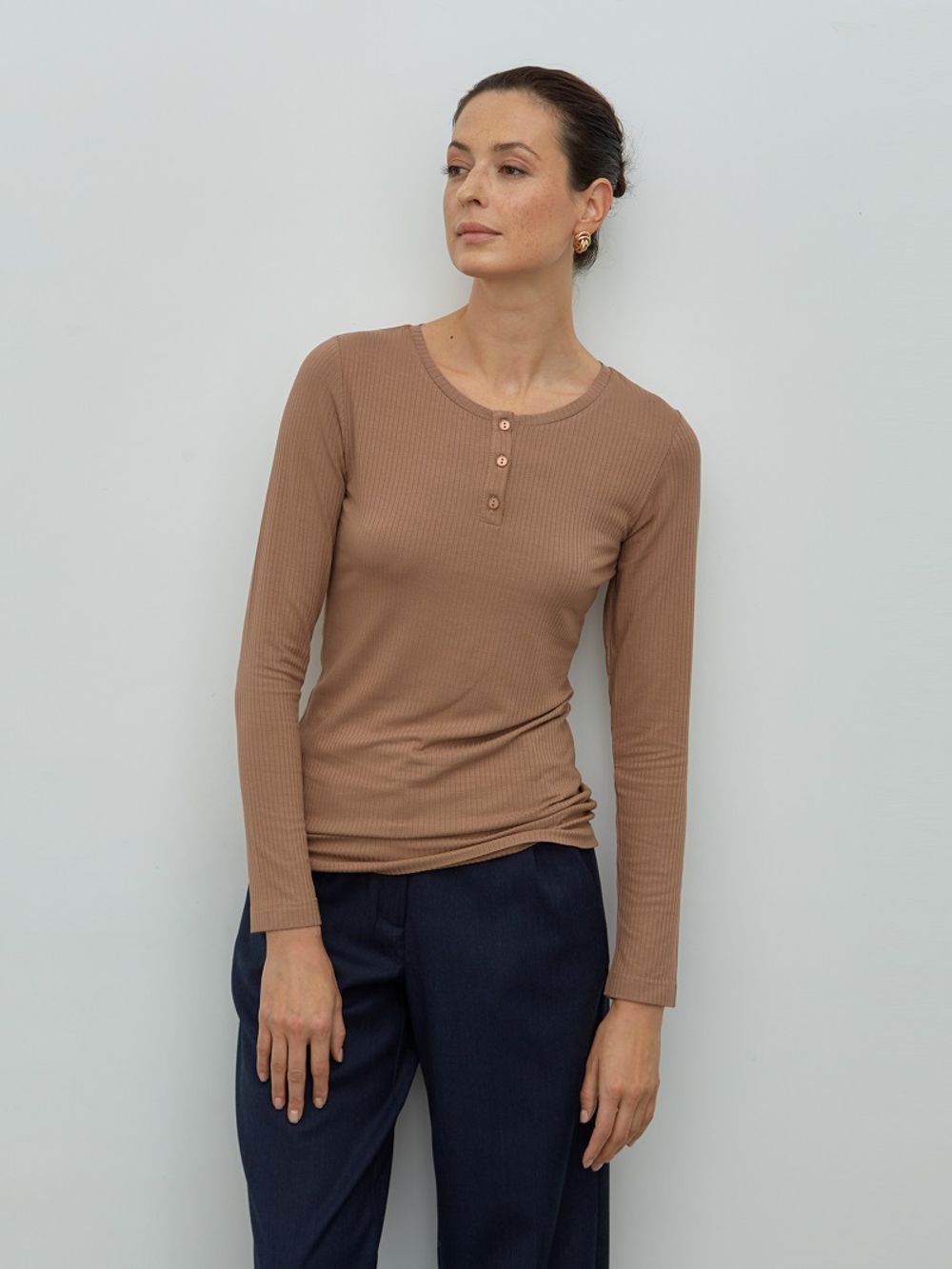 Лонгслив с пуговицами бежевый
