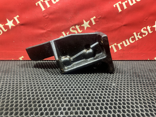 Кронштейн бампера переднего правый