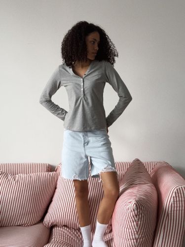 Серый лонгслив на пуговках