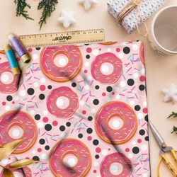 Ткань сатин свежие клубничные пончики с посыпкой