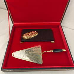 Подарок строителю "Мастерок" на долерите с фианитами