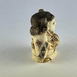 Статуэтка нэцкэ Девочка "Карако" с цветами