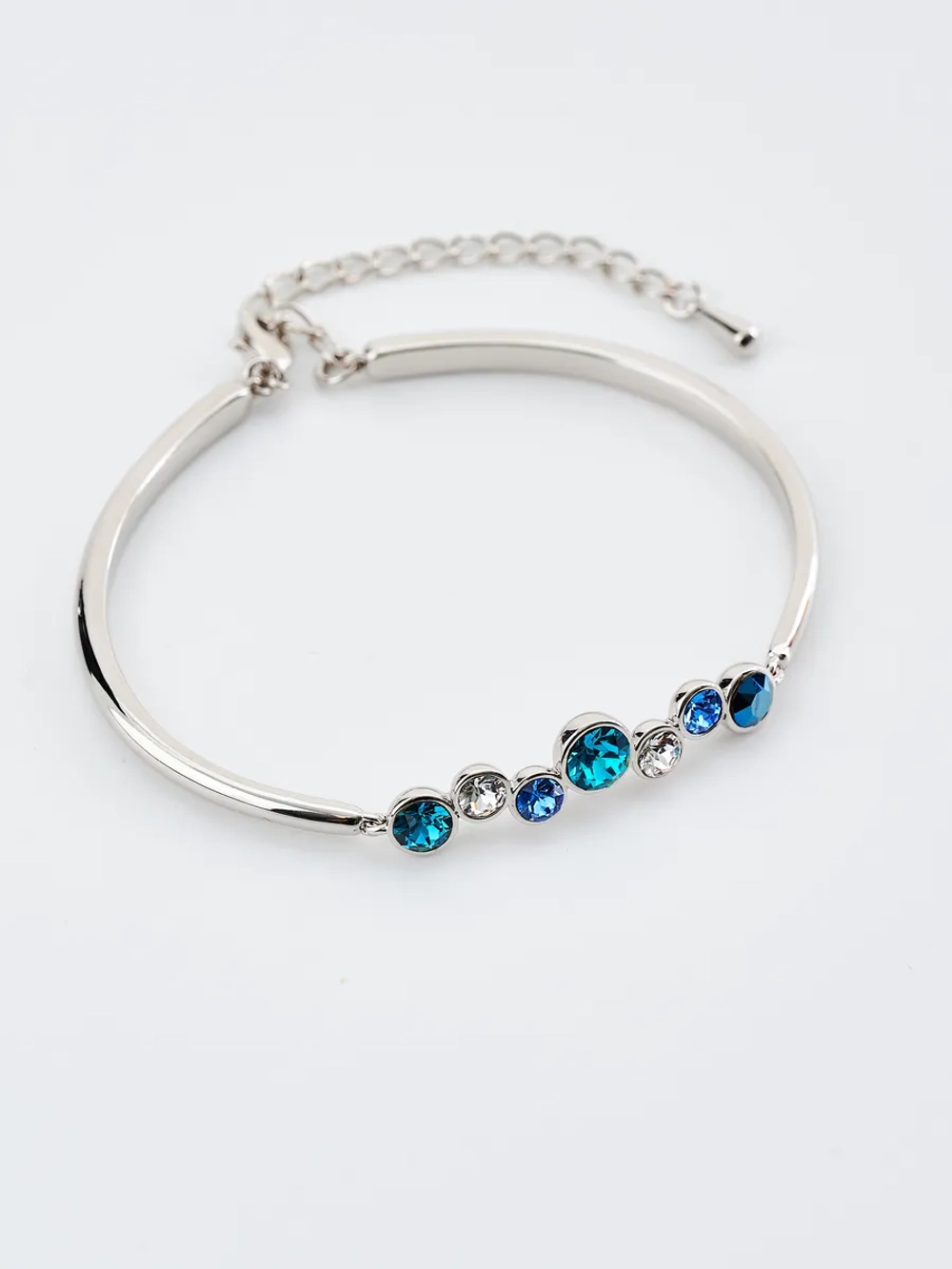 Жесткий браслет Эльза с синими камнями Swarovski