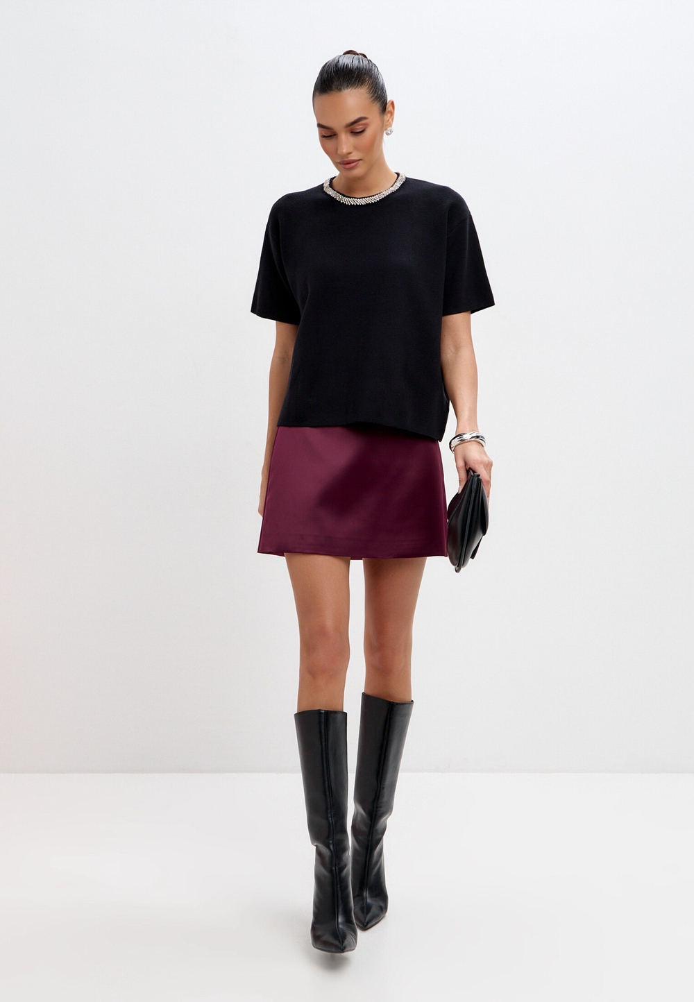 Футболка с кристаллами на воротнике