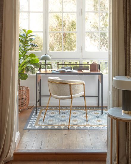 Стул Konnie из бежевой синели со стальными ножками и золотой отделкой La Forma Испания