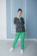 Медицинская блуза с декоративной молнией.