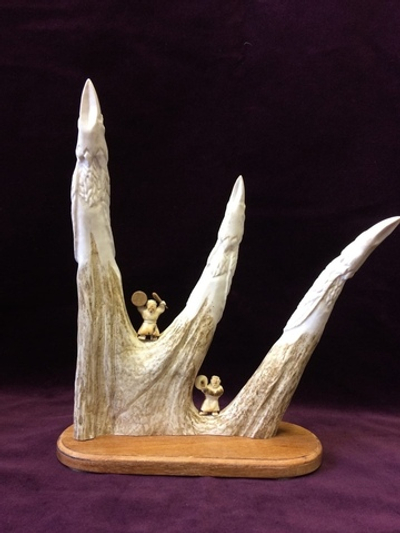 Скульптурная композиция "К духам" бивень мамонта, рог лося