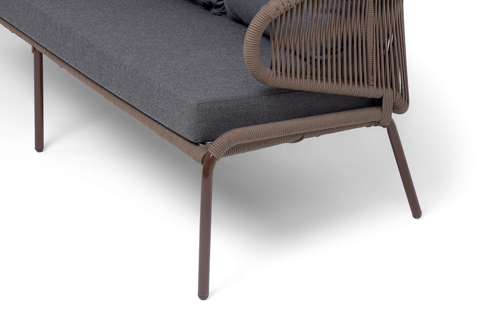 "Милан" диван 3-местный плетеный из роупа, каркас алюминий коричневый (RAL8016) шагрень, роуп коричневый круглый, ткань темно-серая 027