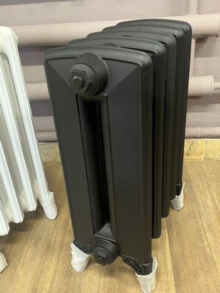 Радиатор чугунный RETROstyle Bohemia-450 без узора, 5 секций, только для автономной системы отопления, черный матовый, напольное исполнение, RETROstyle RS-BOH-450-5s ЛИКВИДАЦИЯ