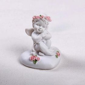 Сувенир фигурка талисман Ангелок в венке из роз сидит на сердце
