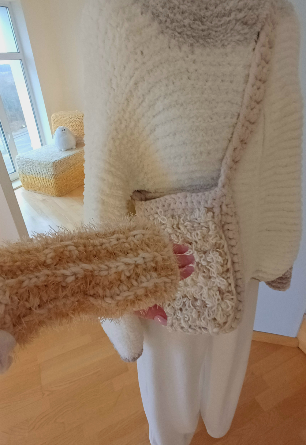 Вязаная сумочка и митенки