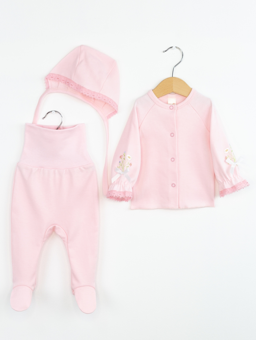 Комплект на выписку для девочки с кружевом и вышивкой