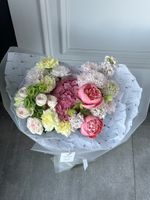 Букет сборный из пионов, кустовых пионовидных роз, диантусов и маттиолы