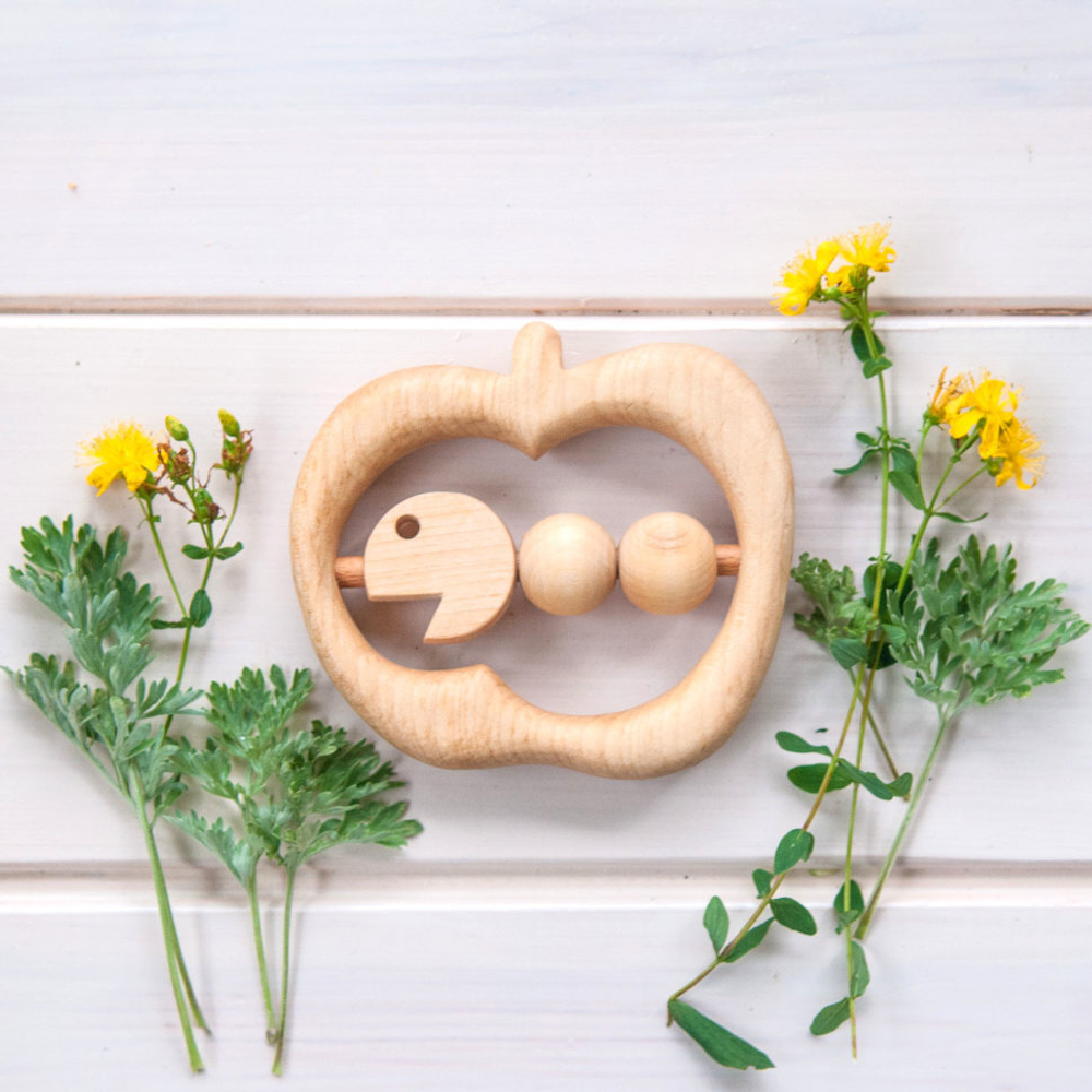 Деревянная погремушка - грызунок Очень голодная гусеница Леснушки