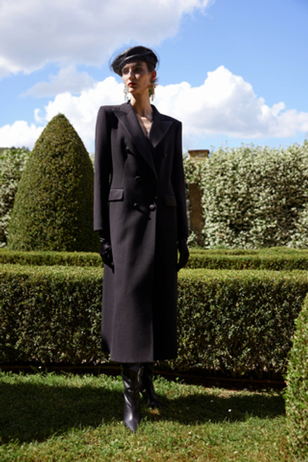 Чёрное двубортное пальто из крепа с атласными лацканами