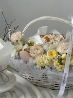 Корзина пасхальная в нежно-розовых оттенках. Кулич 450 гр