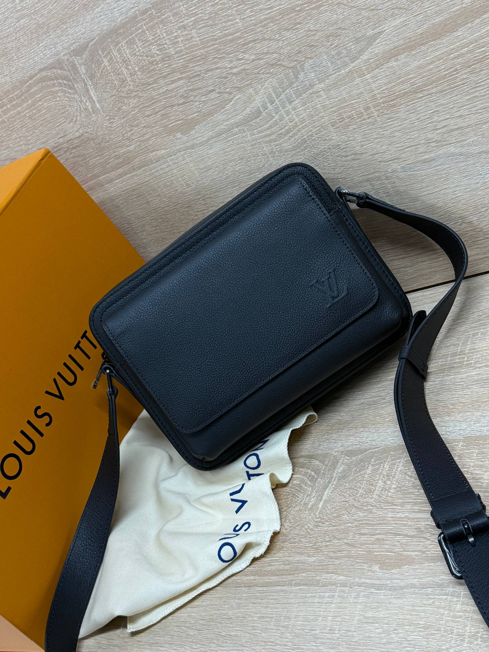 Сумка-мессенджер Louis Vuitton