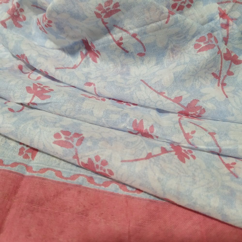 Платок материал Хлопок 100% Мелкие цветочки голубой с розовым с розовой каймой 90 x 90 см.