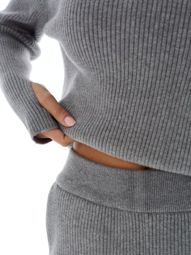 Серый трикотажный костюм в рубчик