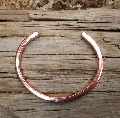 Медный браслет квадратного сечения, жесткий. Длина 19 см.