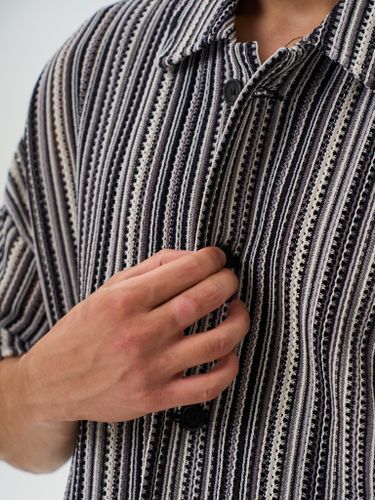 Вязаная серая рубашка с коротким рукавом