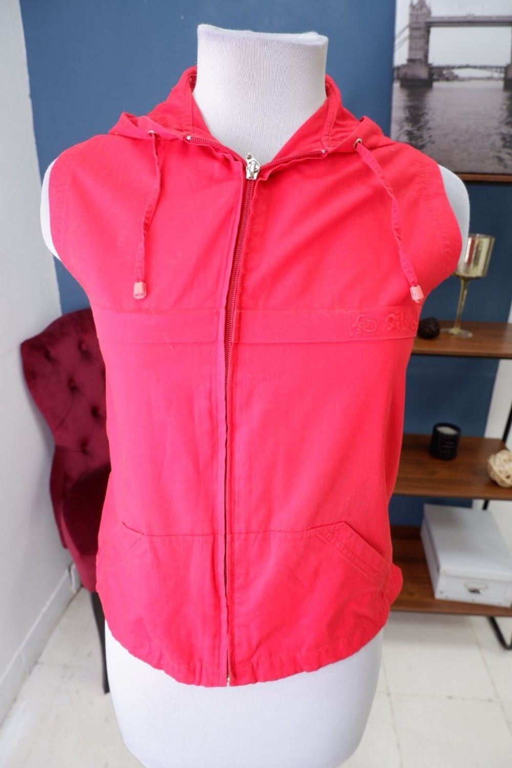 Жилетка на молнии яркая 46 размер
