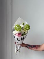 Кулек сборный из хризантемы, орнитогалума, пиона и вибурнума