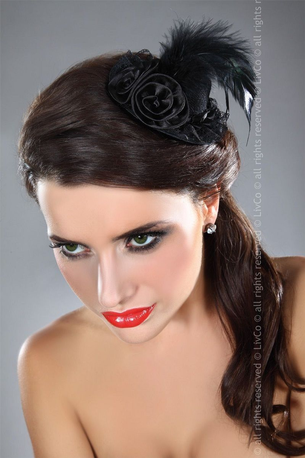 Чёрная шляпка с кружевами и перьями (Цвет: черный)