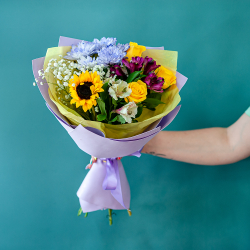 Яркий букет с подсолнухом и желтыми розами